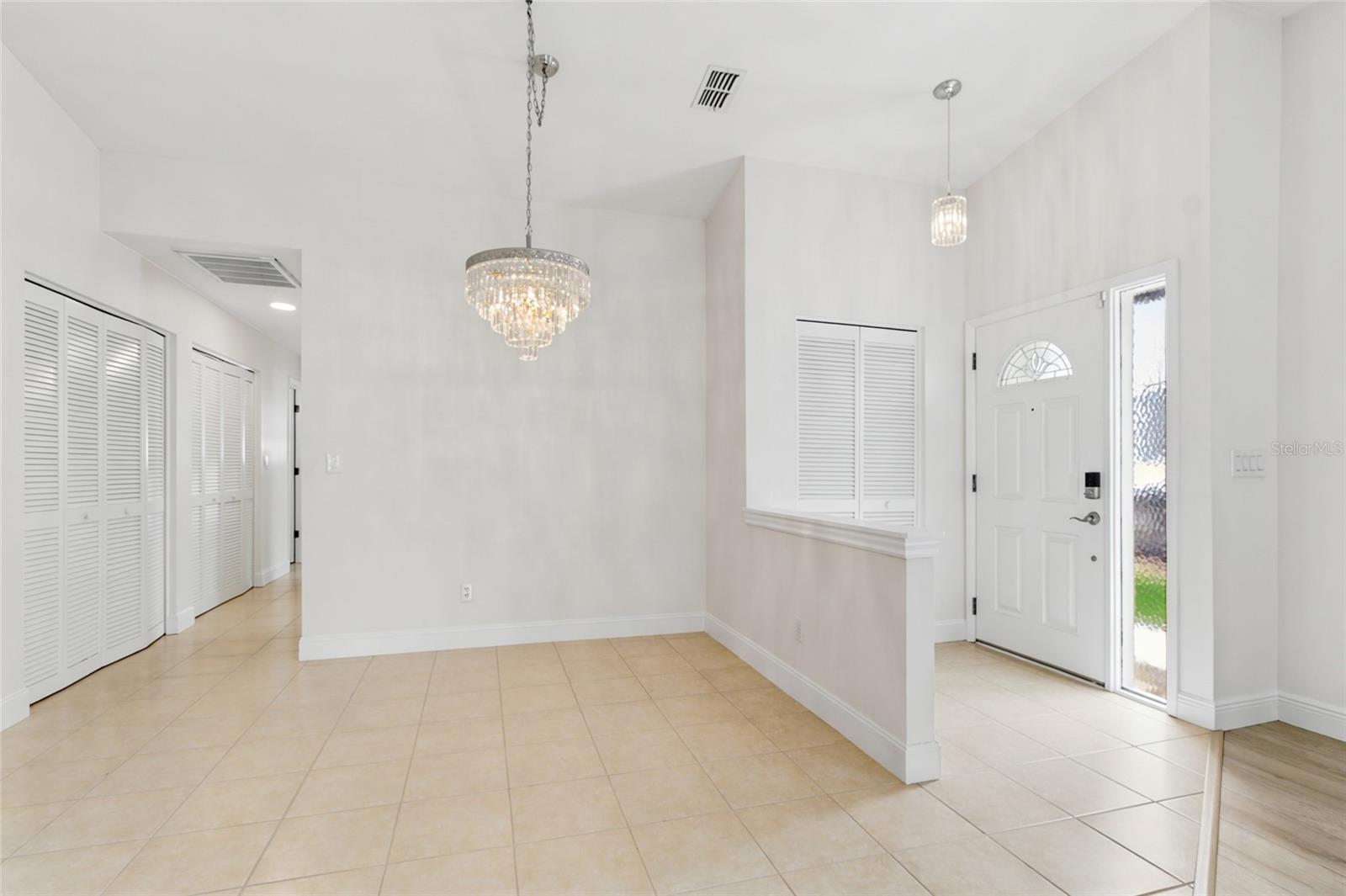 Entrance/foyer dining room