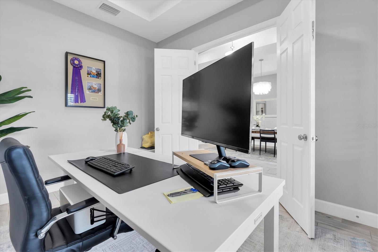 OFFICE WITH FRESCH DOORS