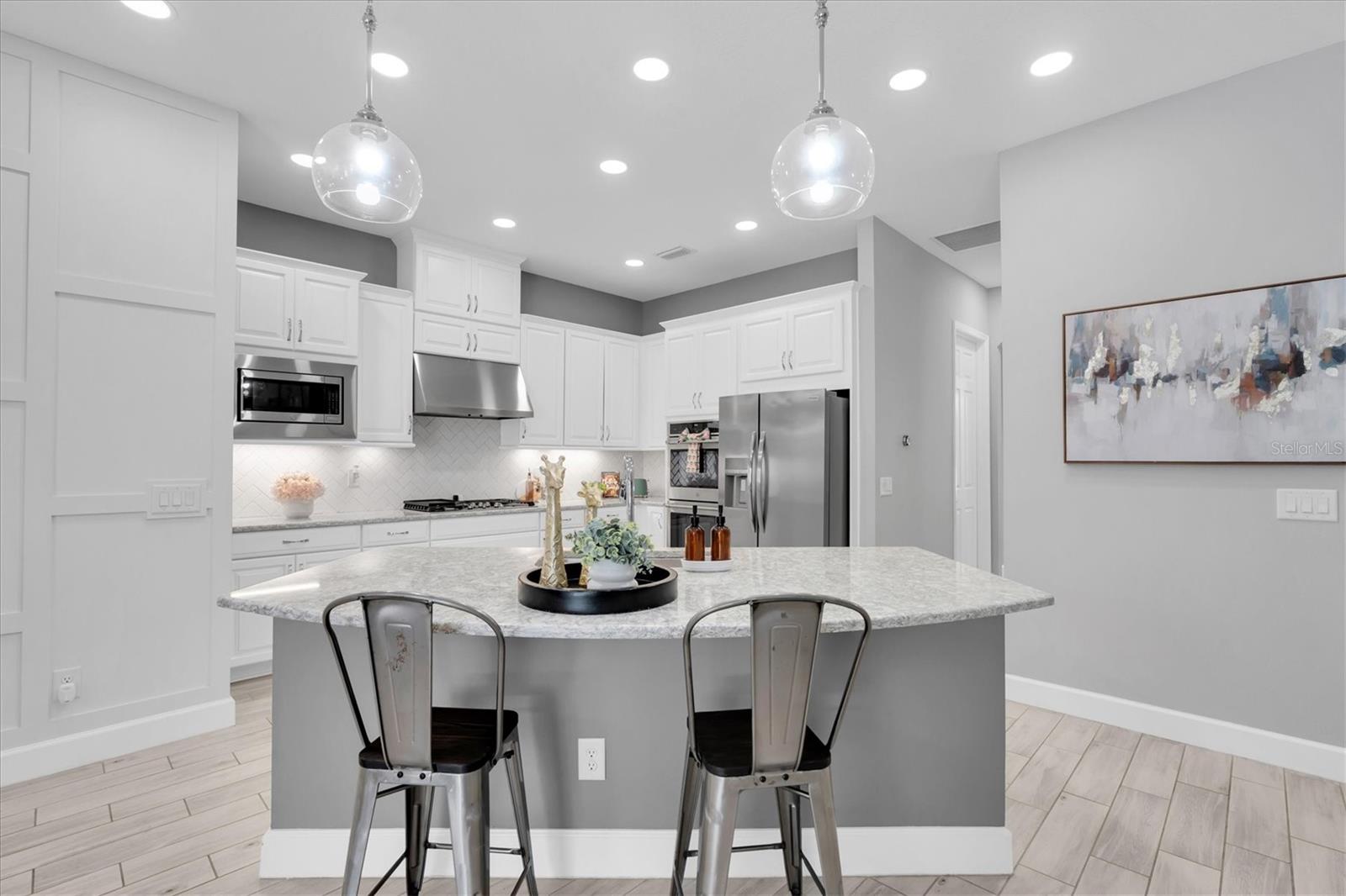 IMPRESSIVE GOURMET KITCHEN WITH SPACE FOR SEATING AT THE ISLAND BREAKFAST BAR
