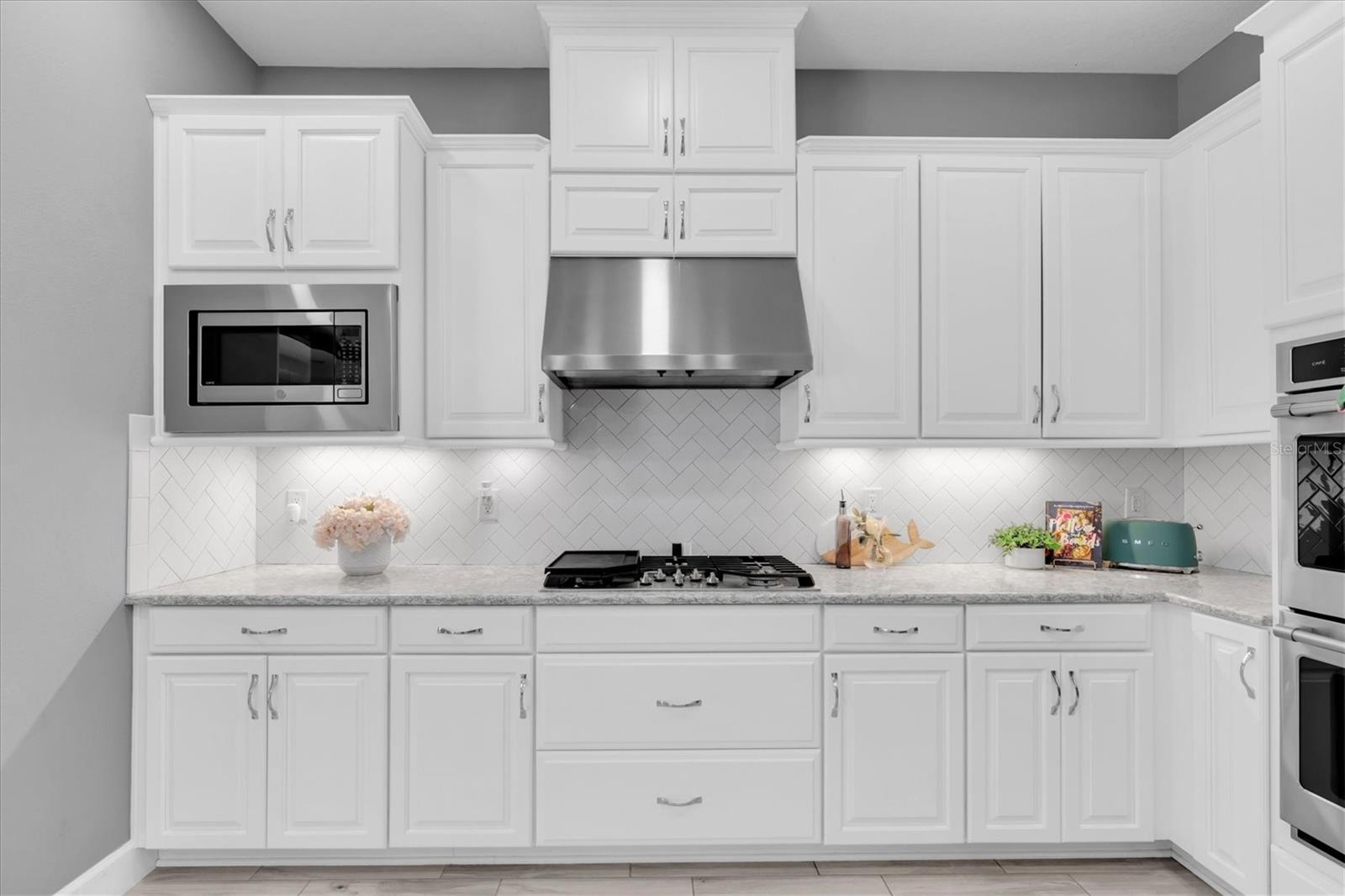 PLENTY OF CABINETS & COUNTER SPACE PLUS GAS COOKTOP & HOOD