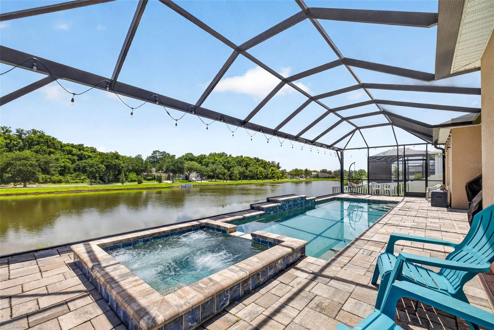 Mansard style cage with panoramic screen for uninterrupted view