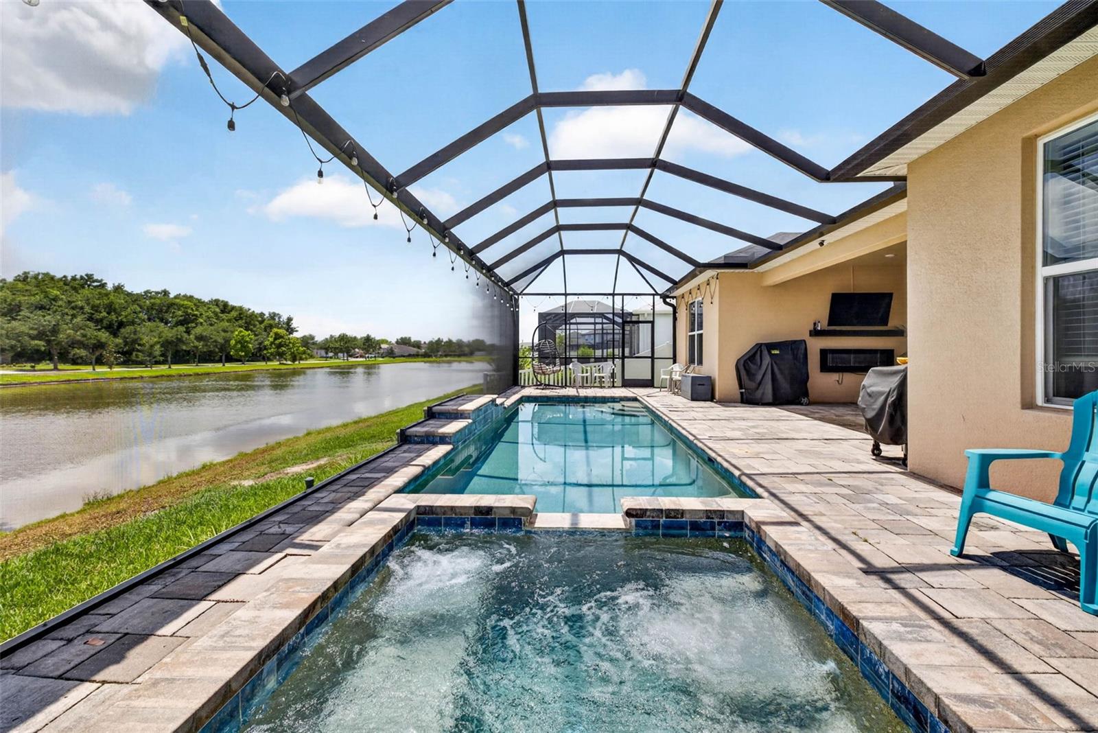 Hot tub + pool
