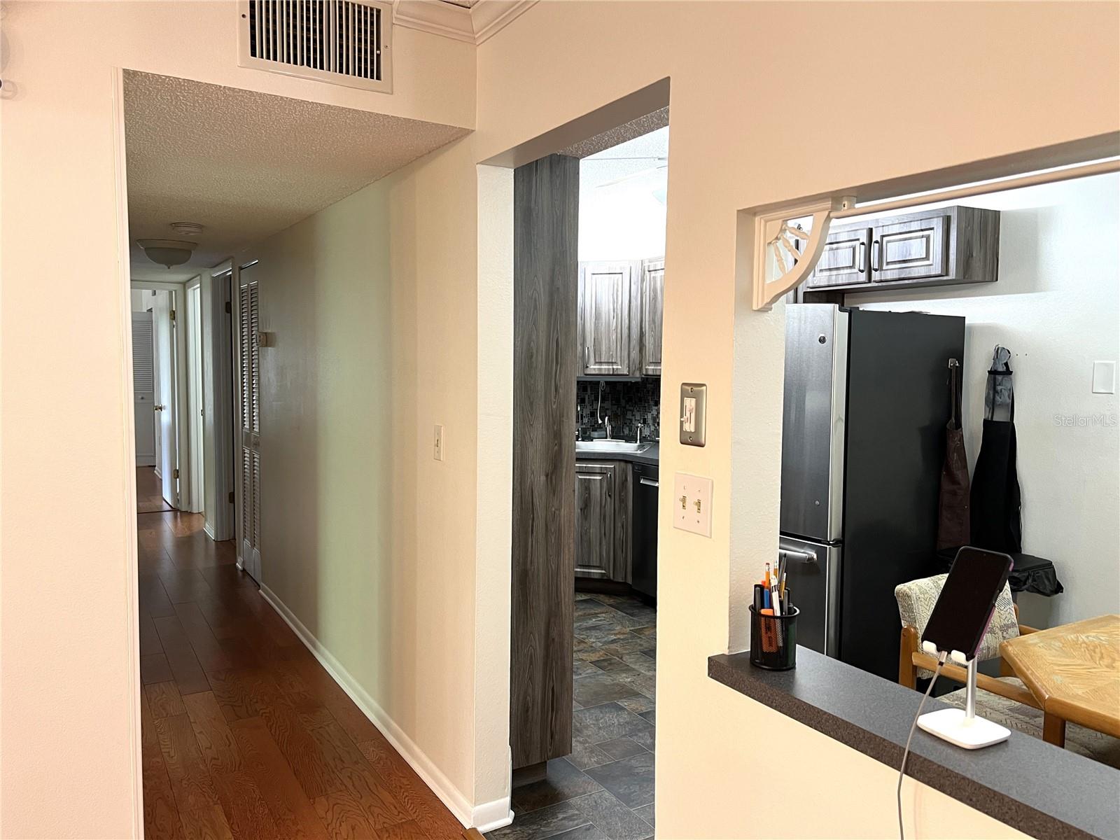 PASSTHRU TO EAT-IN KITCHEN ON RIGHT