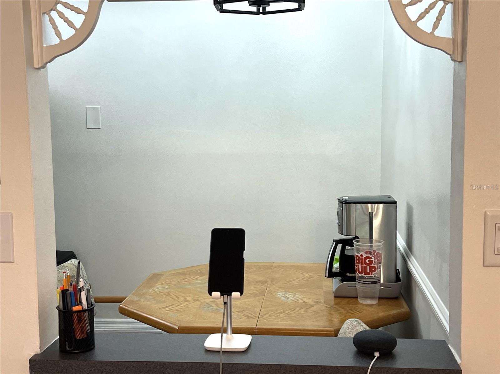 COZY EAT-IN KITCHEN
