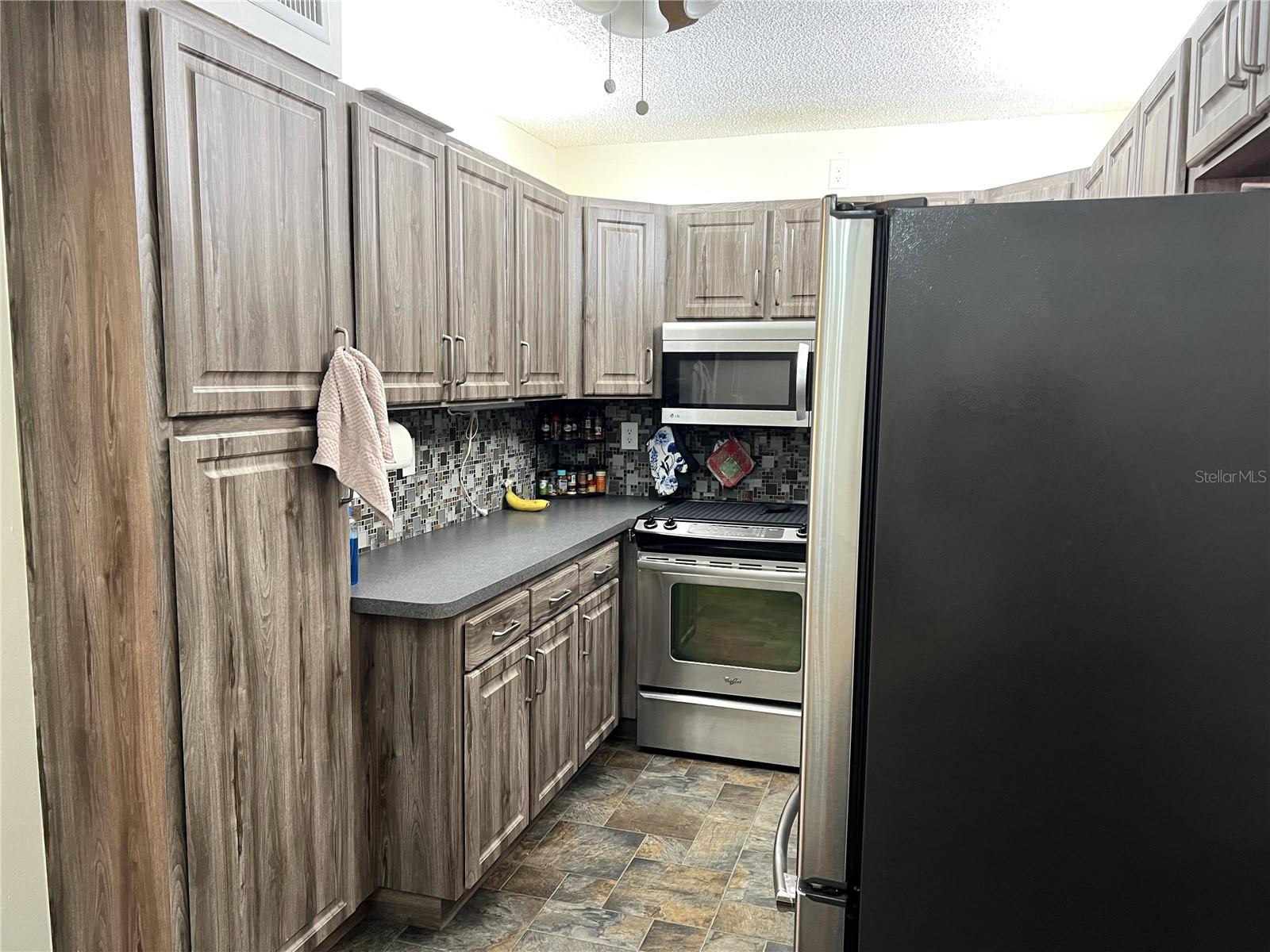 KITCHEN W/STAINLESS STEEL APPLIANCES