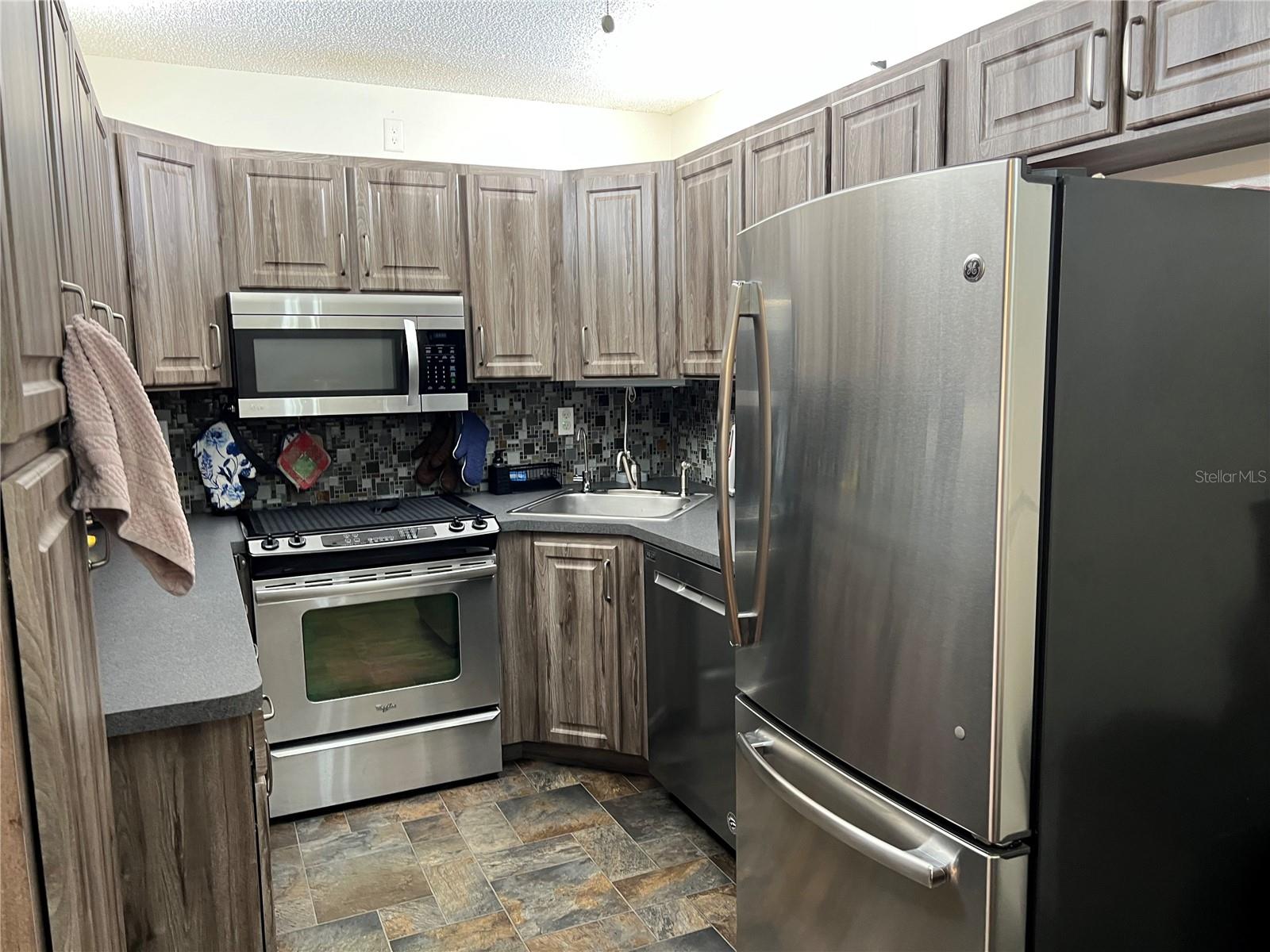 NEWER, REFACED CABINETS W/LINOLEUM