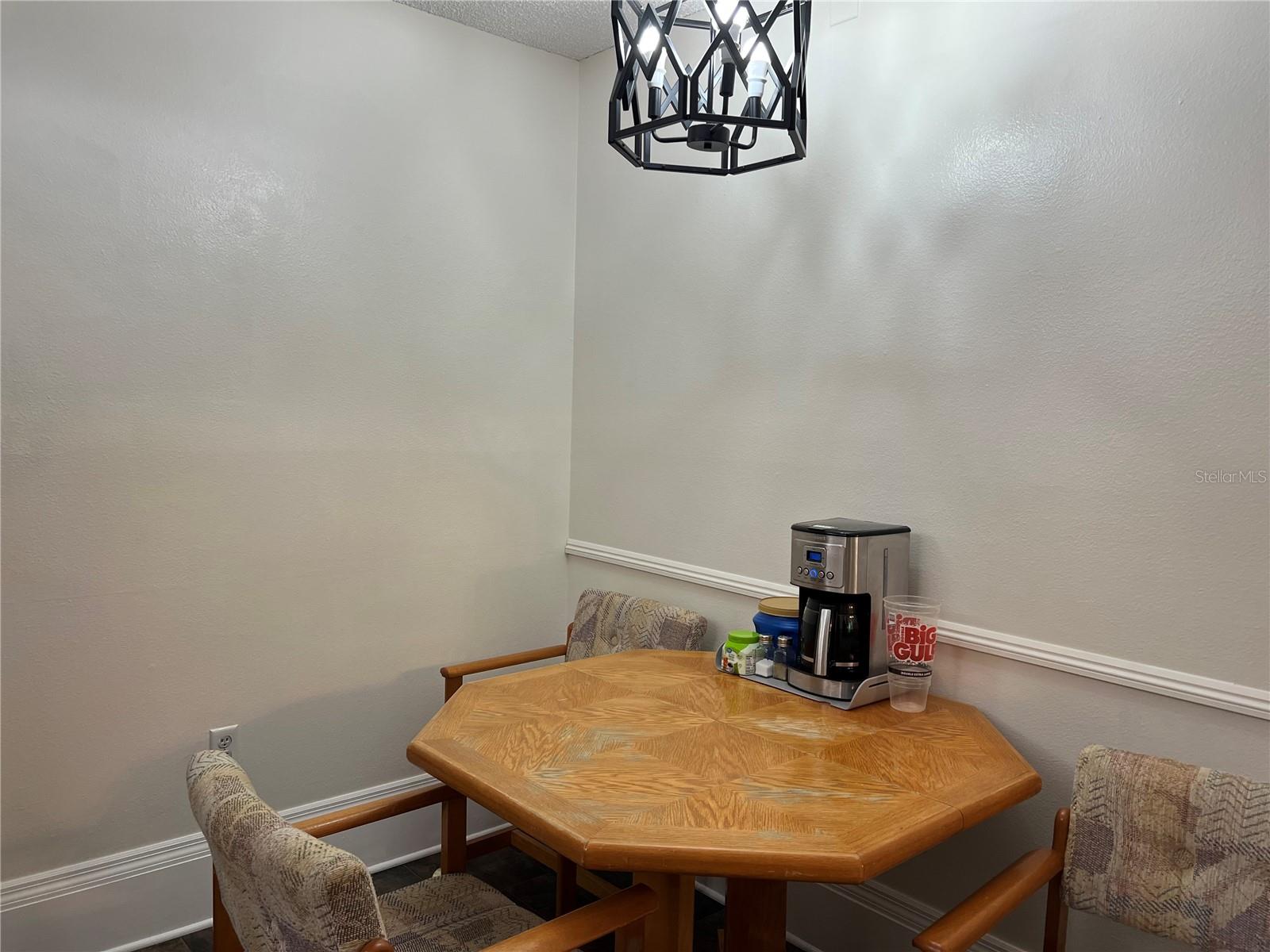 EAT-IN KITCHEN