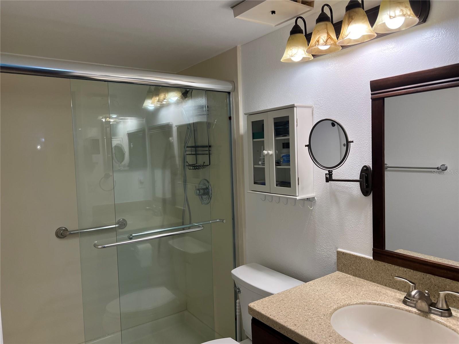 EN-SUITE BATHROOM & GLASS ENCLOSED SHOWER