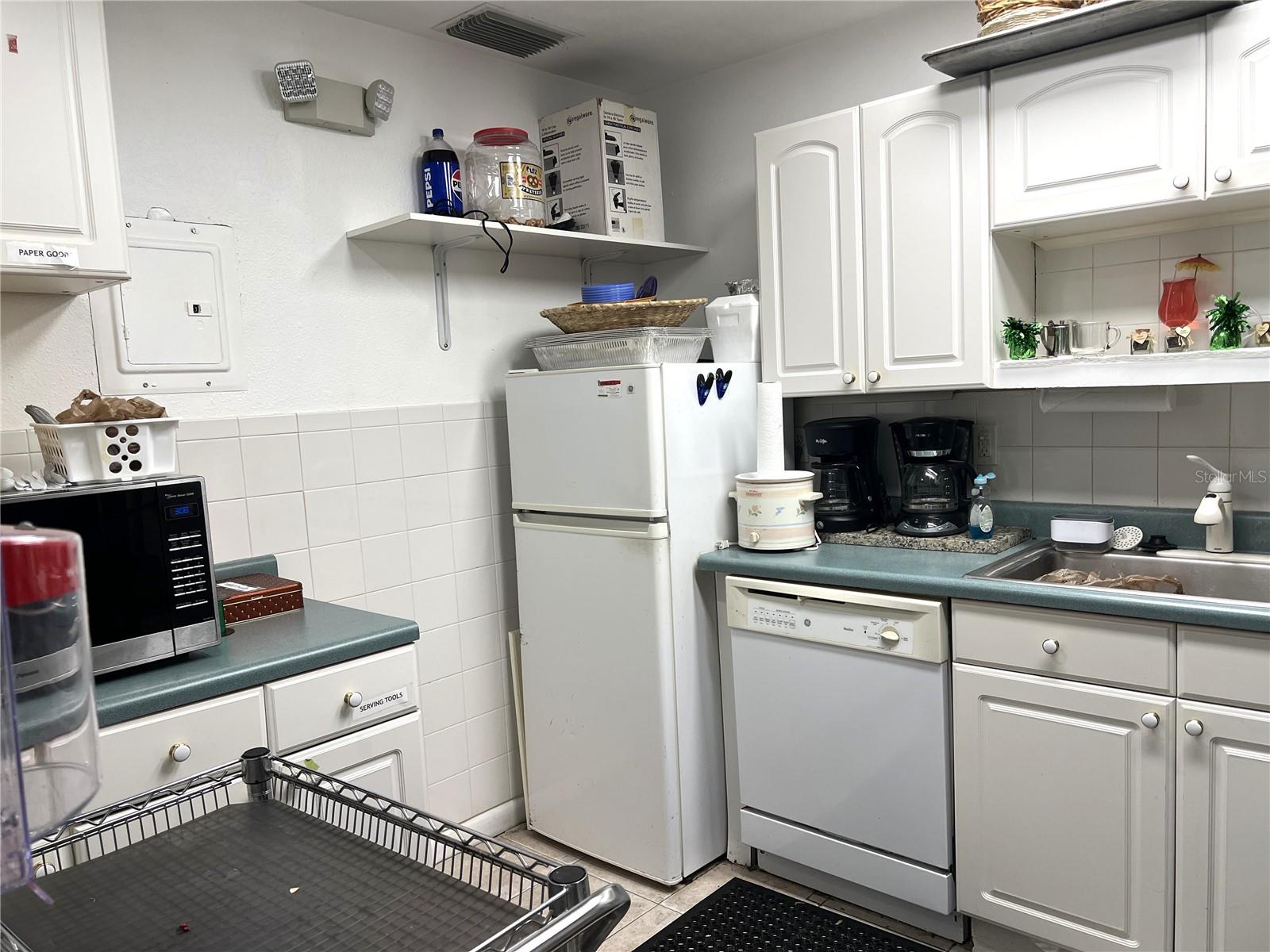 FULL KITCHEN