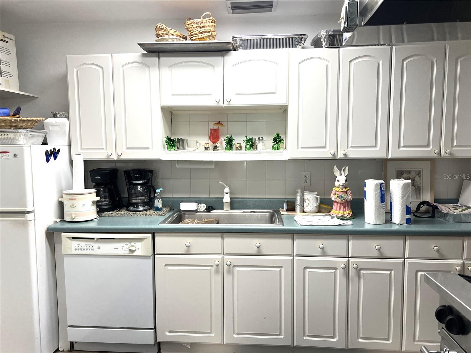 GOOD PREP AREA. EVEN A DISHWASHER
