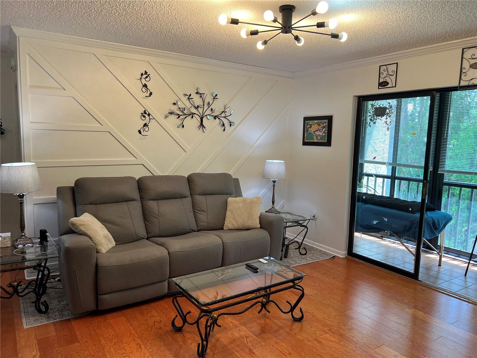 SPACIOUS LIVING ROOM
