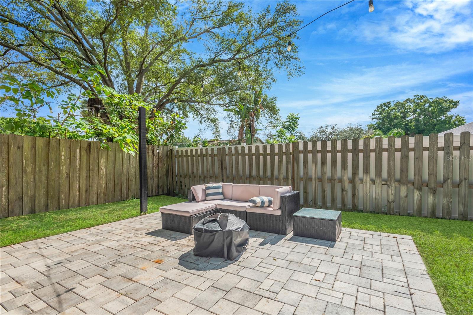 Charming oversized lanai perfect for entertaining