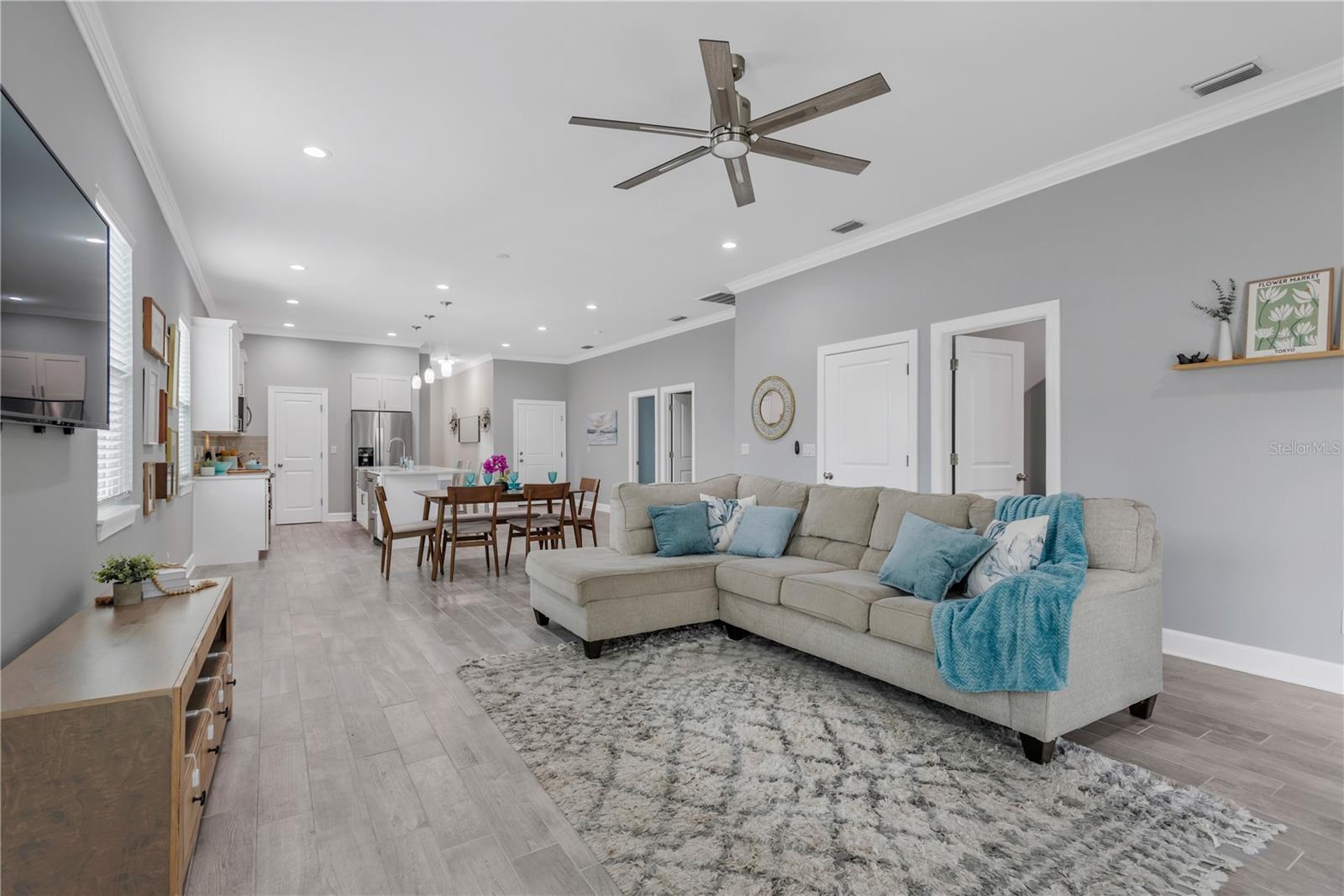 Open floorplan between the kitchen and family room