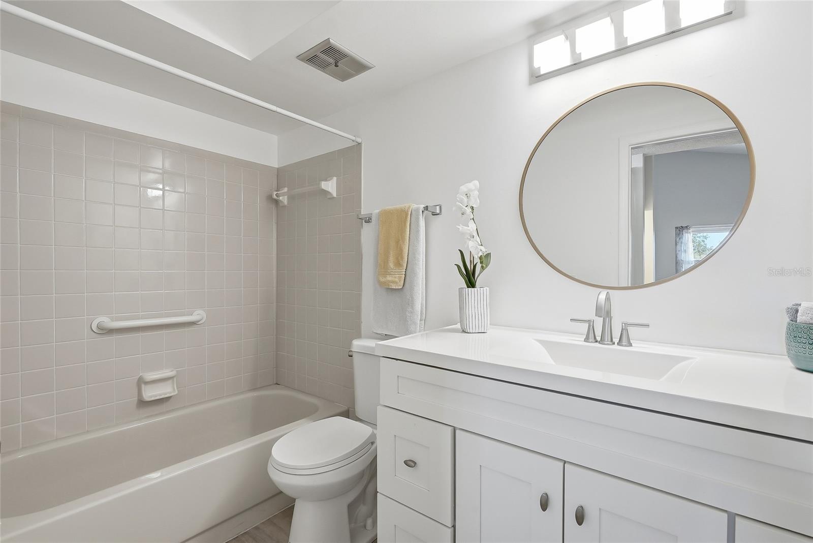 Full size hallway bathroom with tub/shower.
