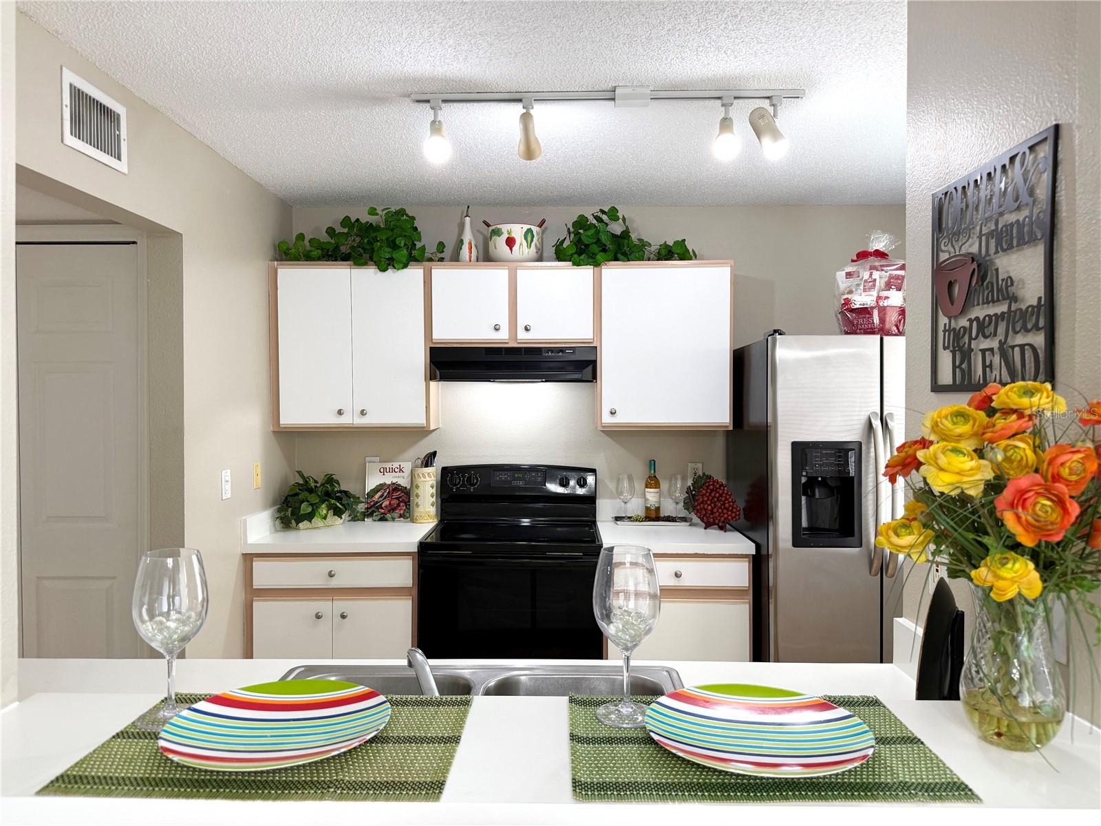 Kitchen with breakfast counter