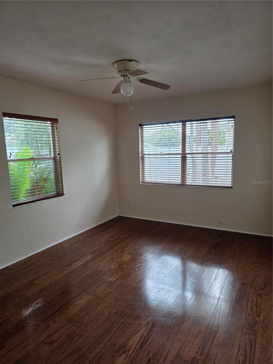 TB8514667