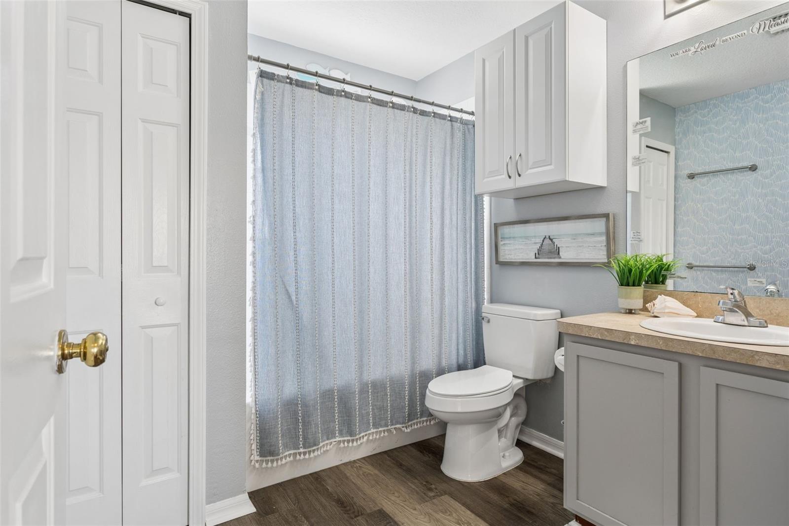 Upstairs full bathroom.