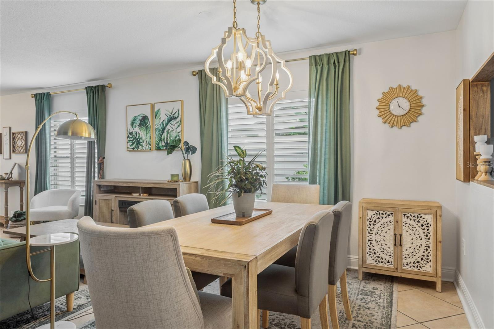 Dining Room seats 6