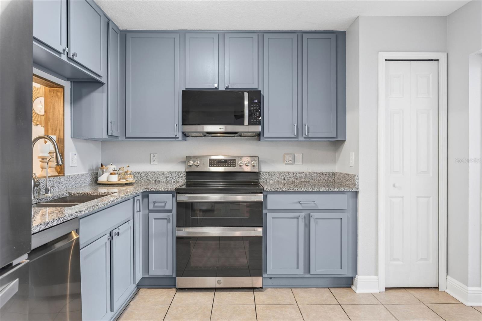 Check out your range.  It also has air fryer functionality.  Granite countertops and a pantry.