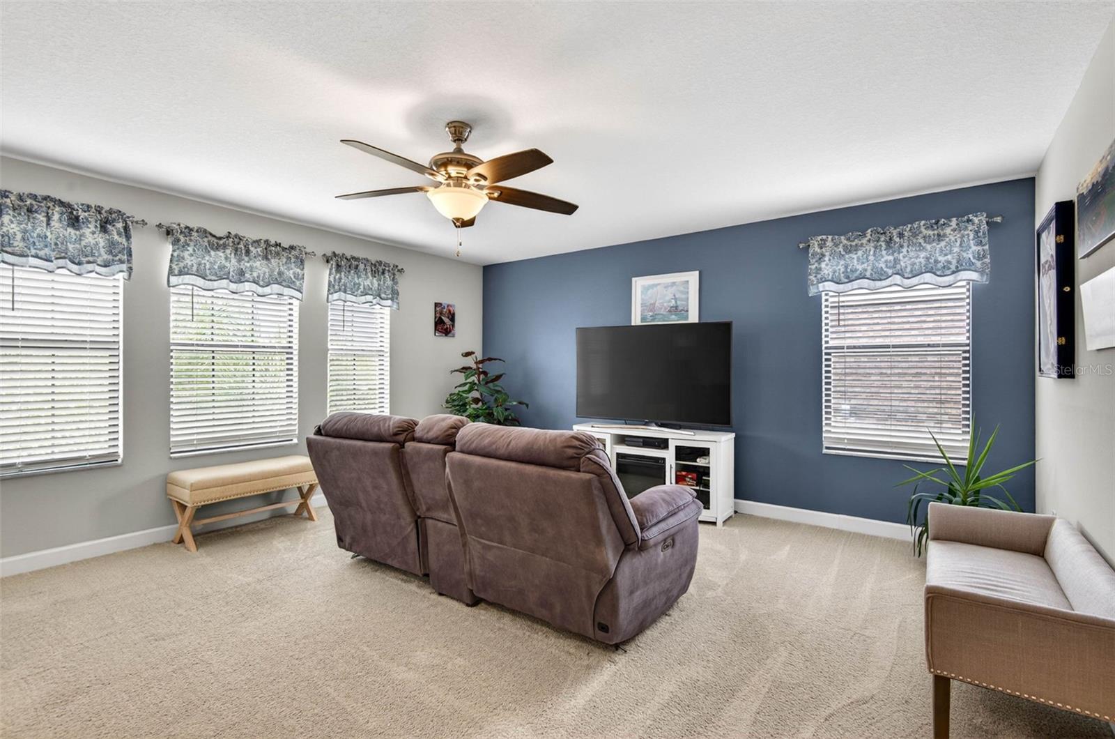 Upstairs multi purpose loft area with ceiling fan and blinds