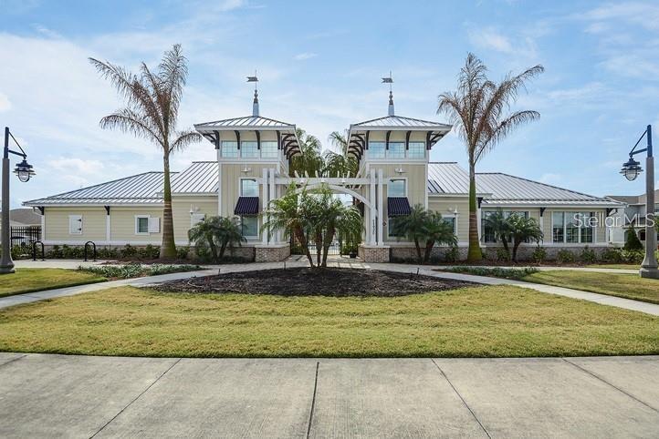 Leisure pool and clubhouse