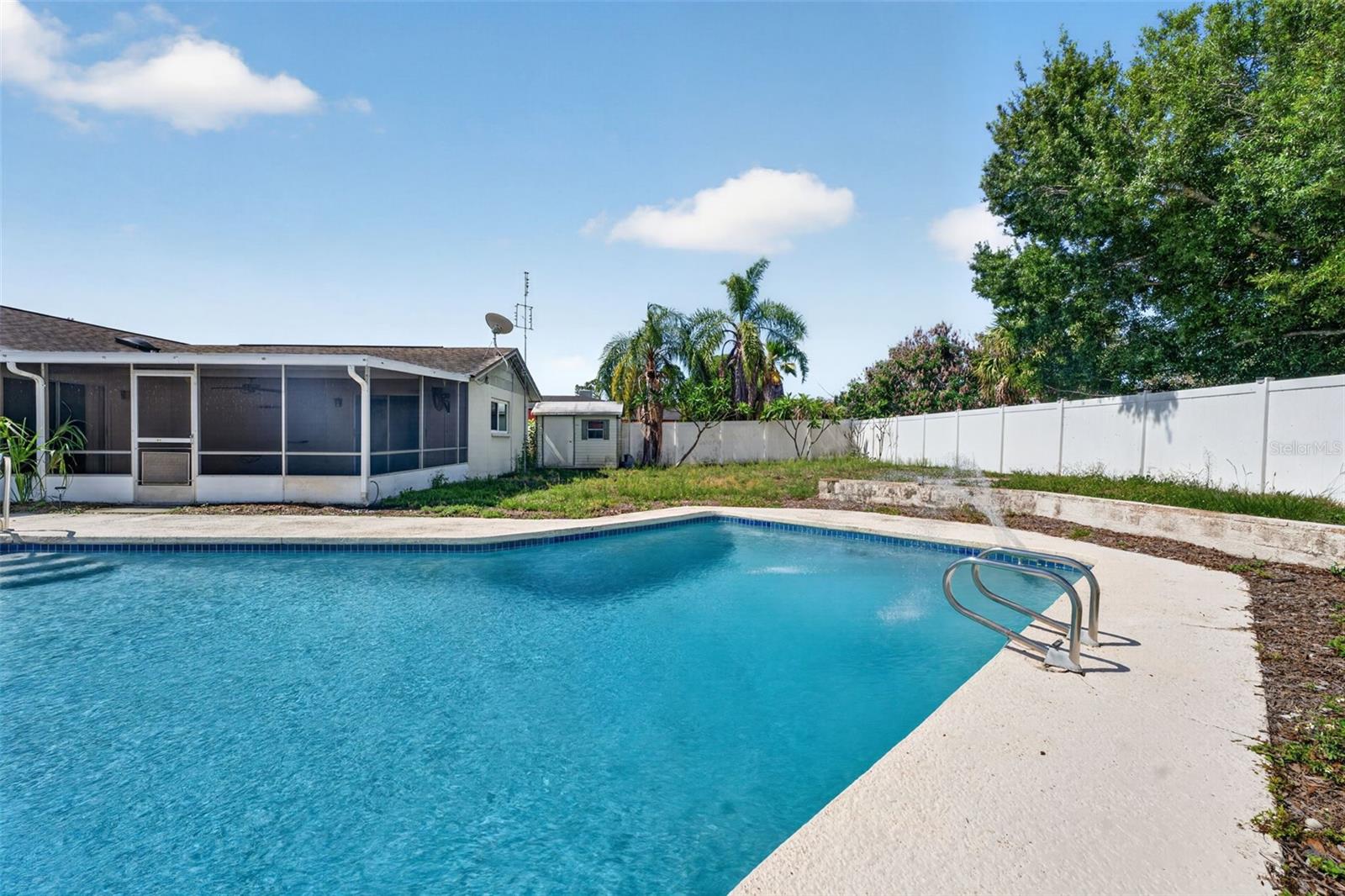 Oversized Refreshing Pool