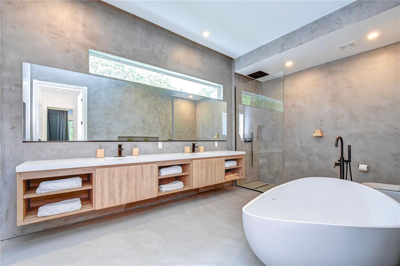 En suite Main Bathroom
