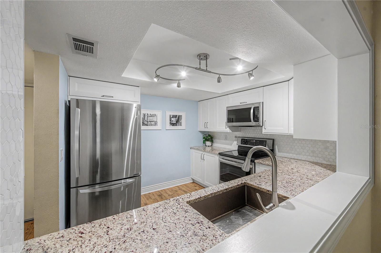 Spacious & bright kitchen!