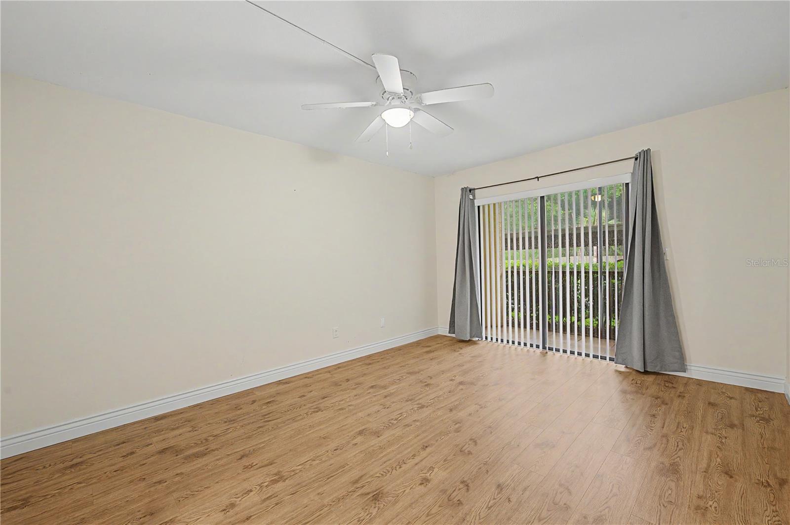 PRIMARY BEDROOM'S VERY OWN- PRIVATE - SCREENED IN PATIO! (NICE!!)