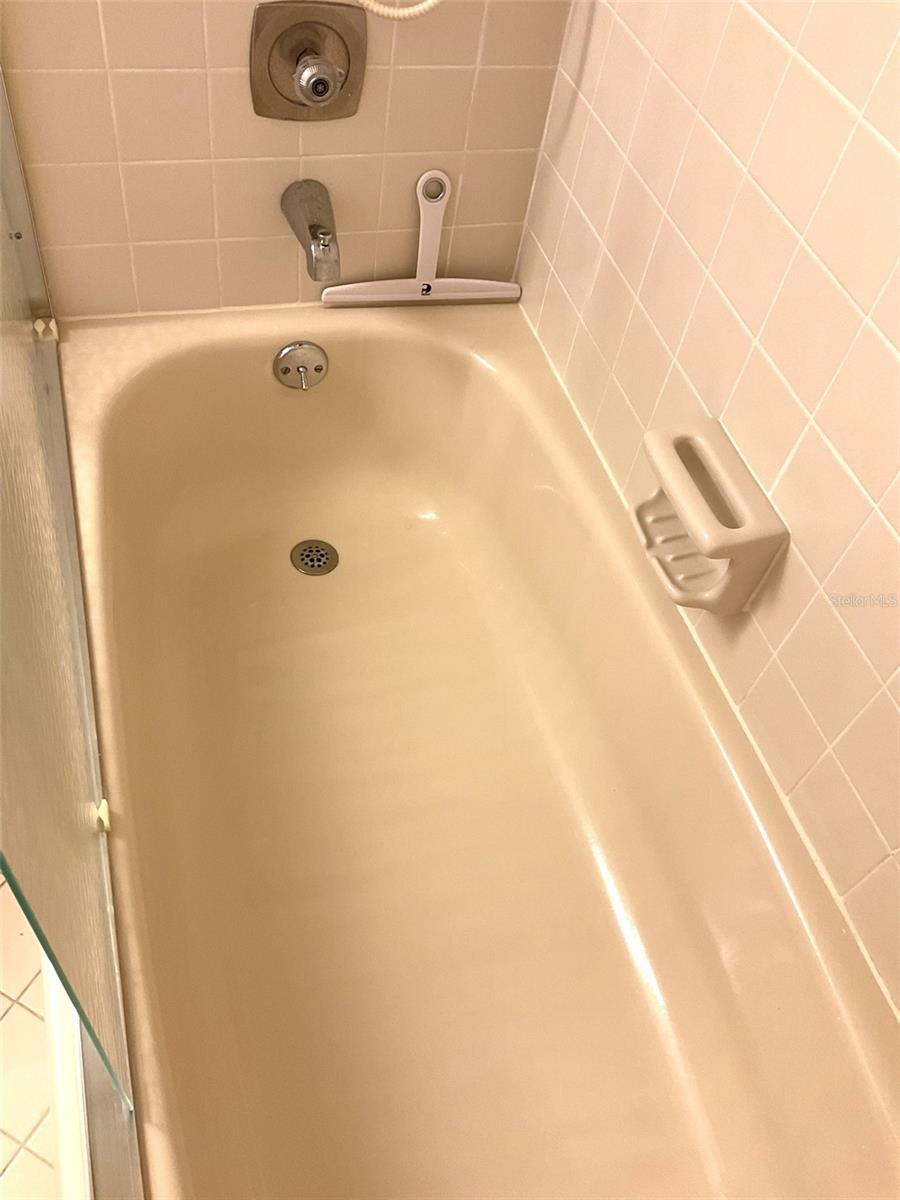 Tub/tile in excellent condition Bathroom #2