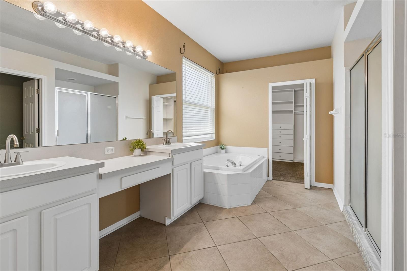 Primary en suite bathroom