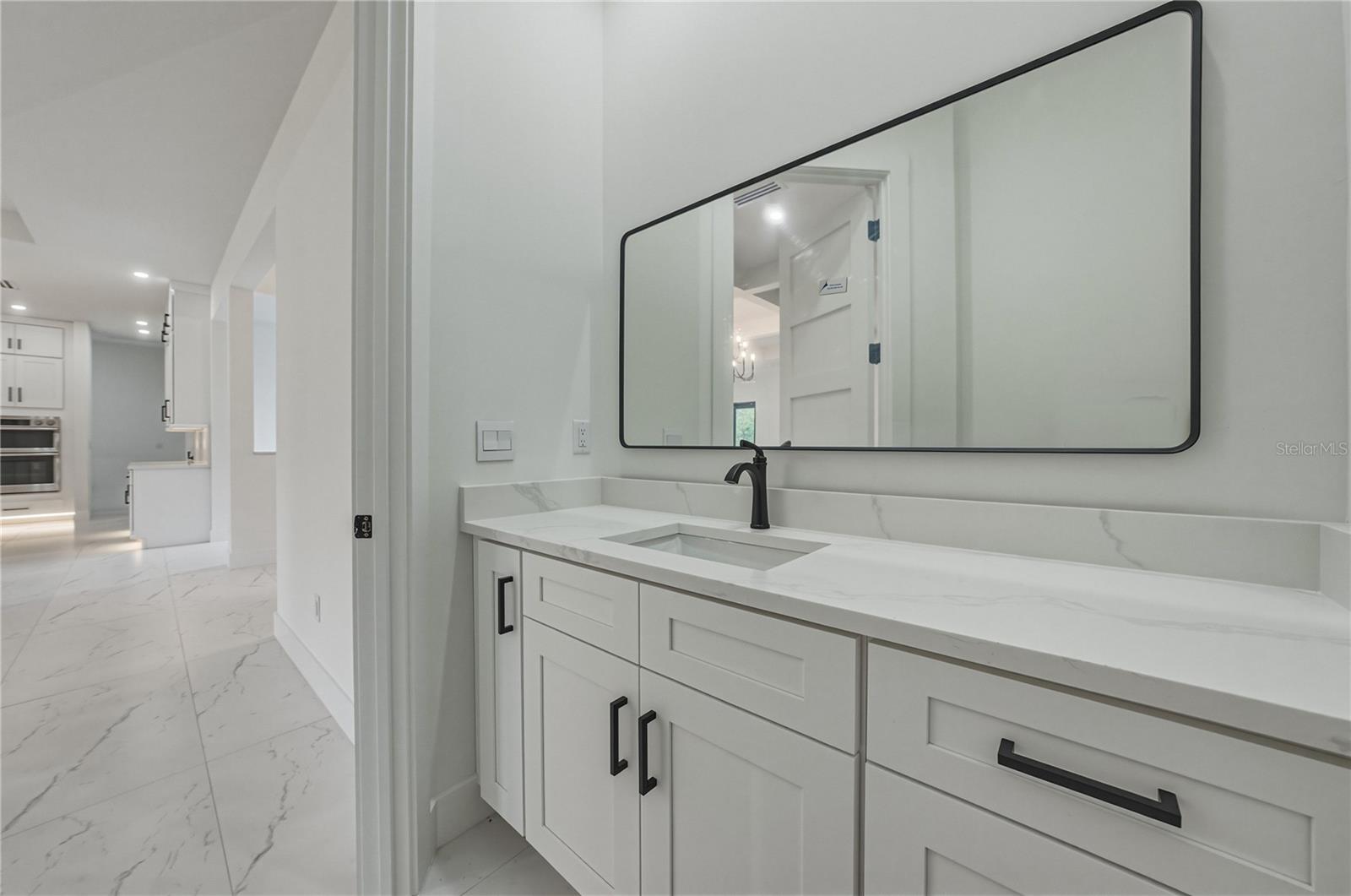 TB8514942