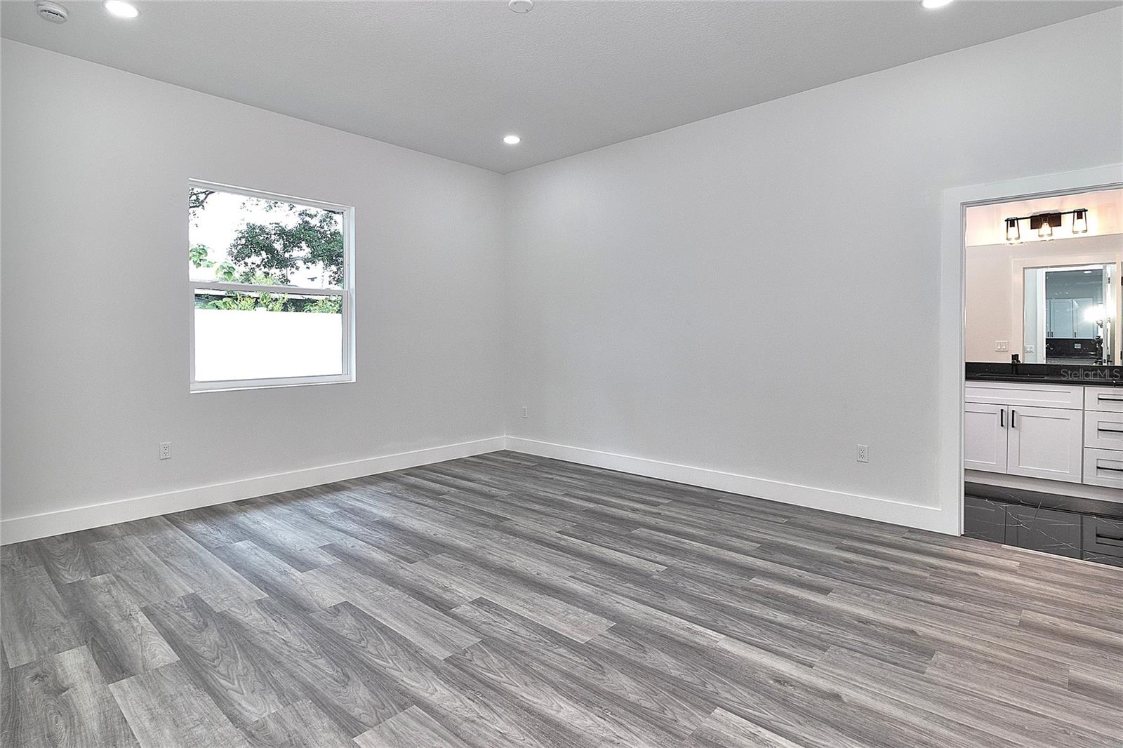 Primary Bedroom w/Ensuite Bath