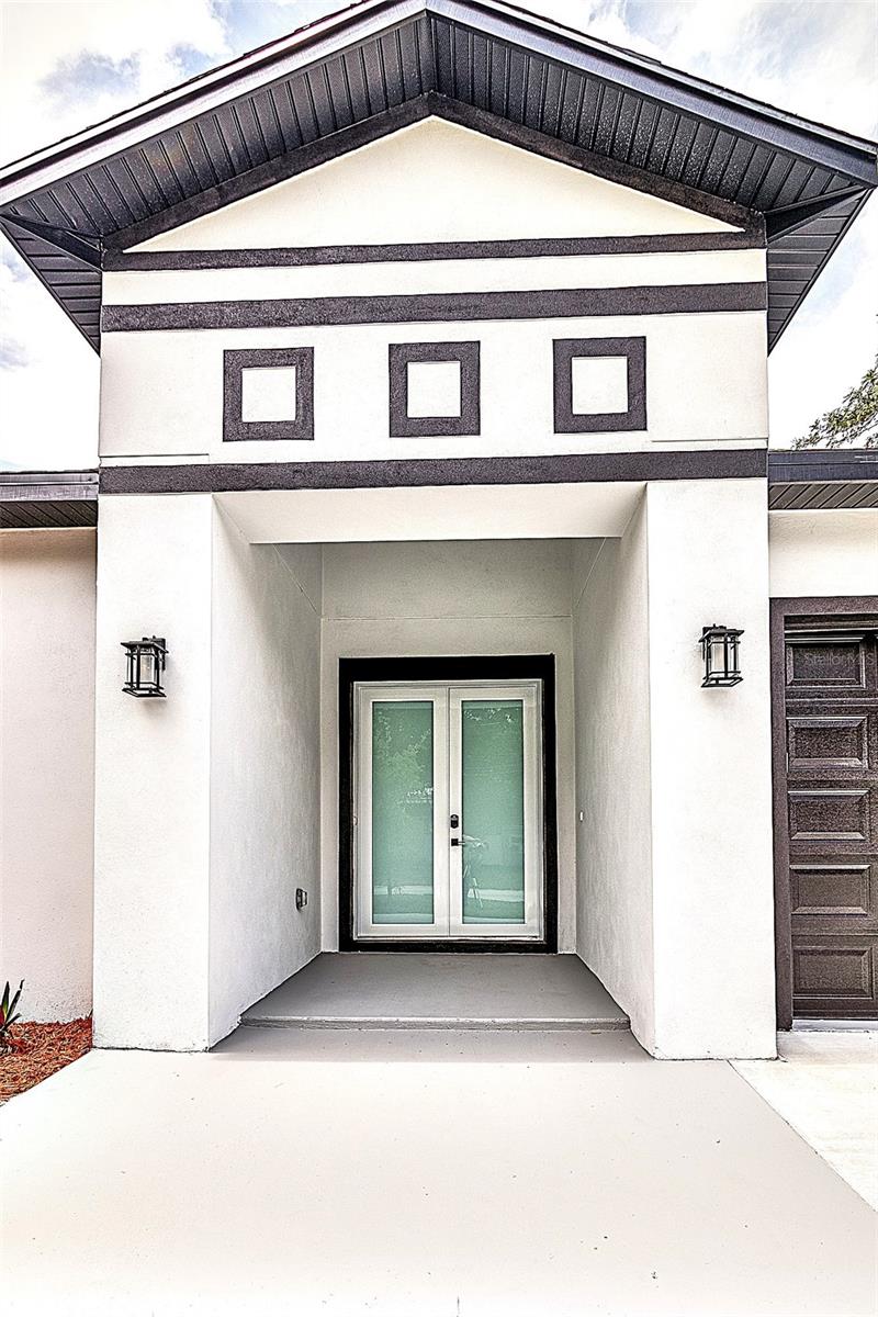 Grande entryway