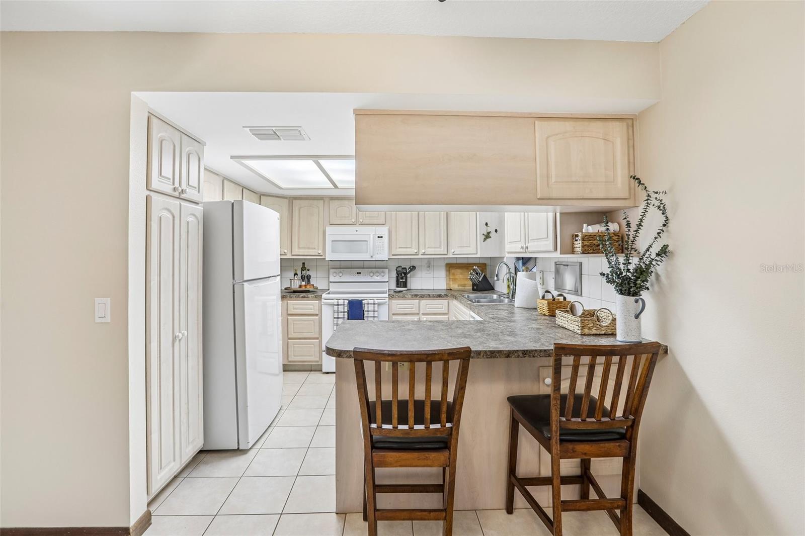 Kitchen / Breakfast Bar