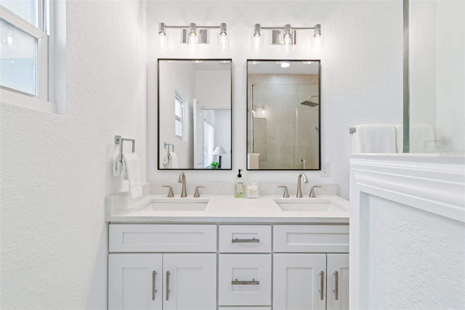 Unit A- Primary En-Suite Bath