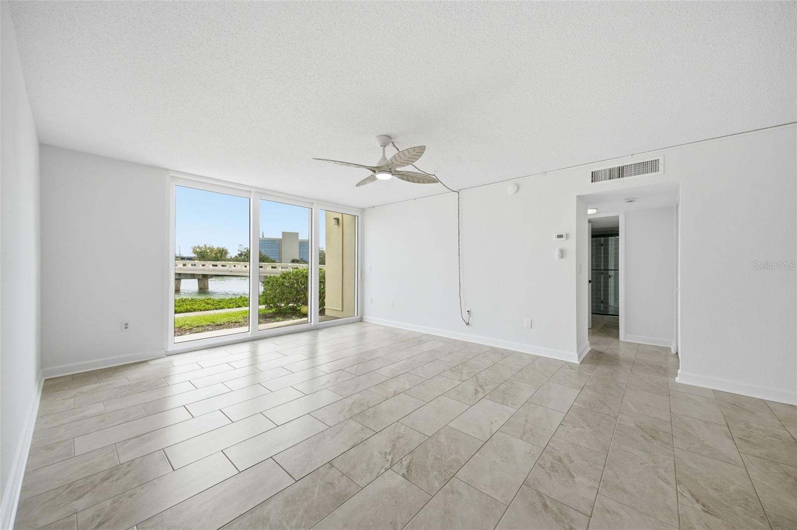TB8515092