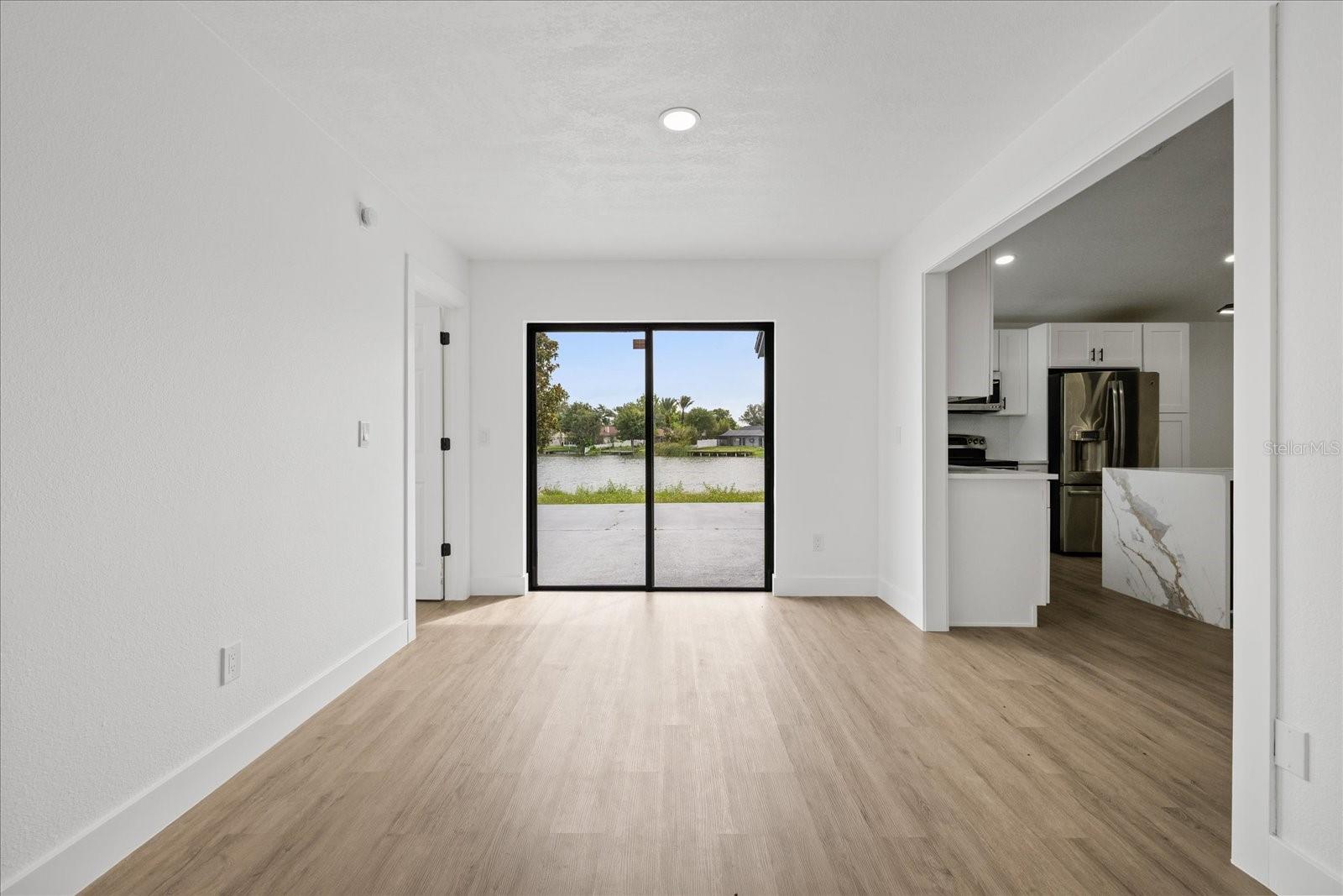 TB8515198