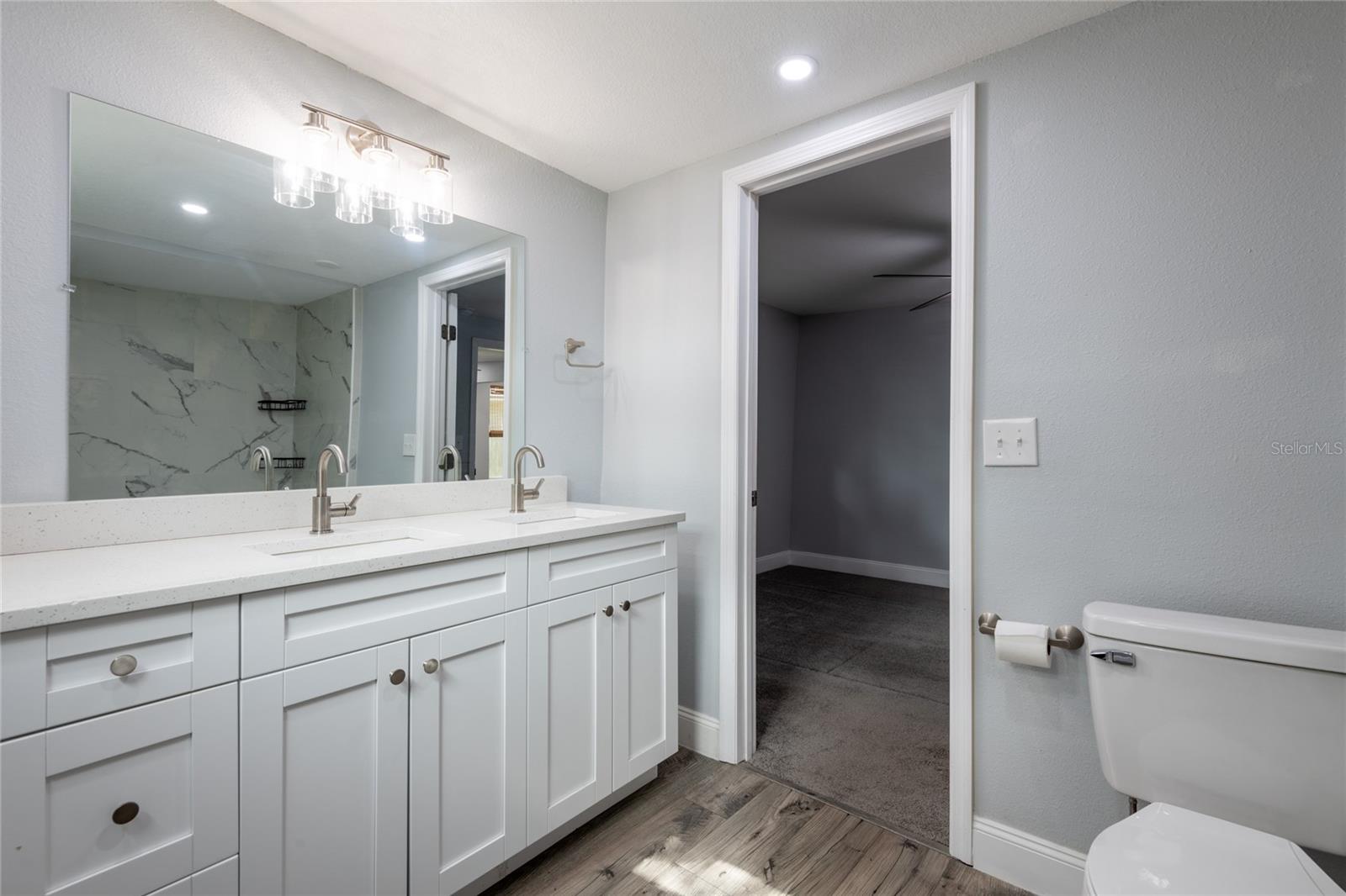 primary bath w/double sinks