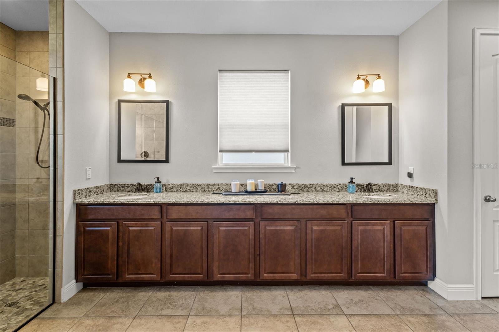 En-suite bath with dual sinks and large vanity