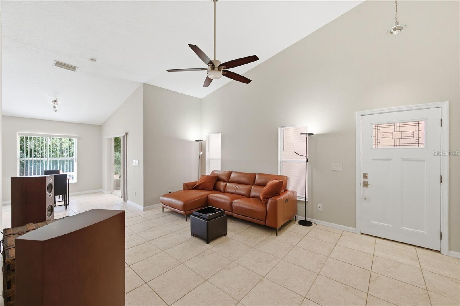 TB8515322