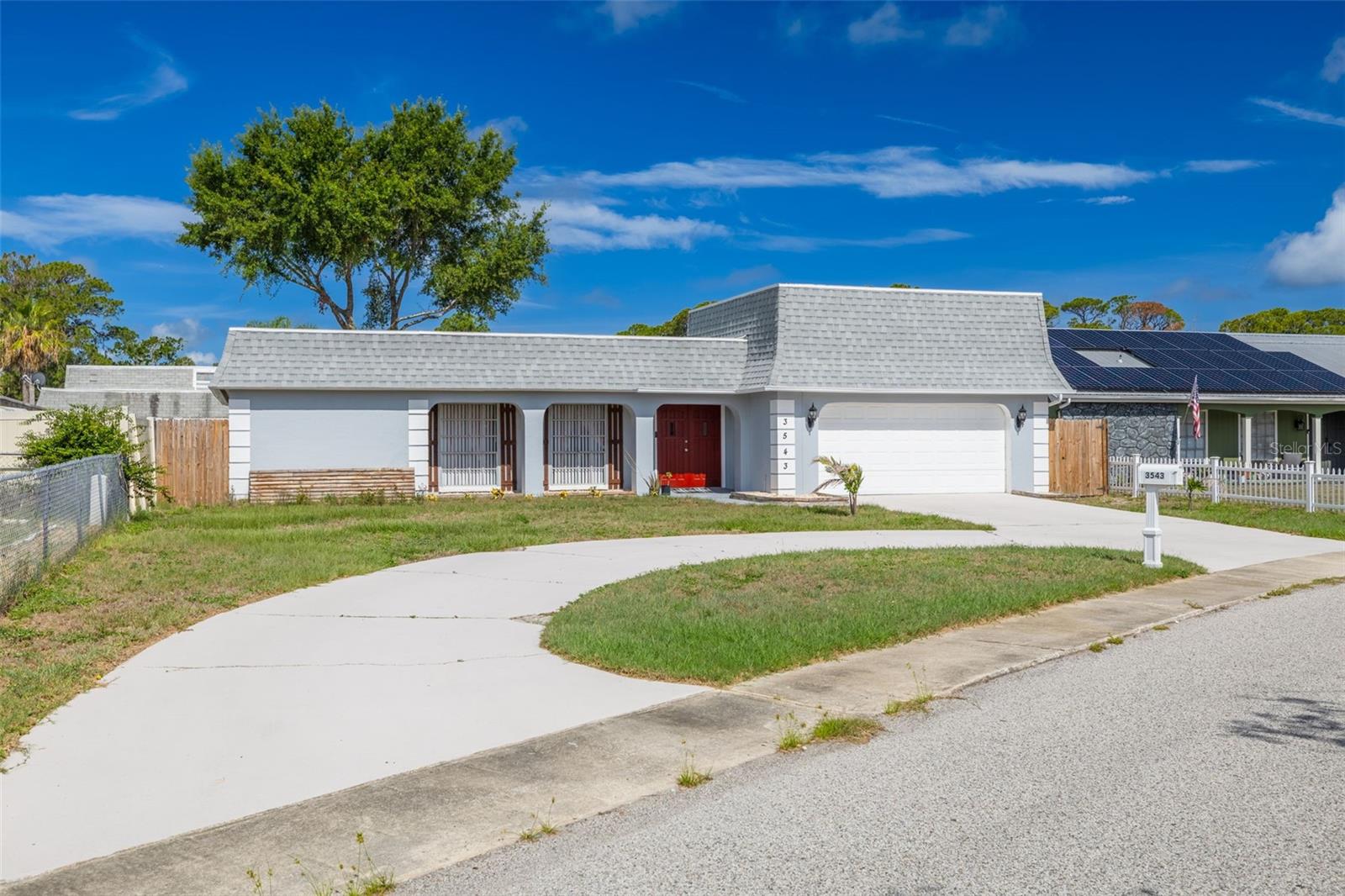 Driveway with lots of room!