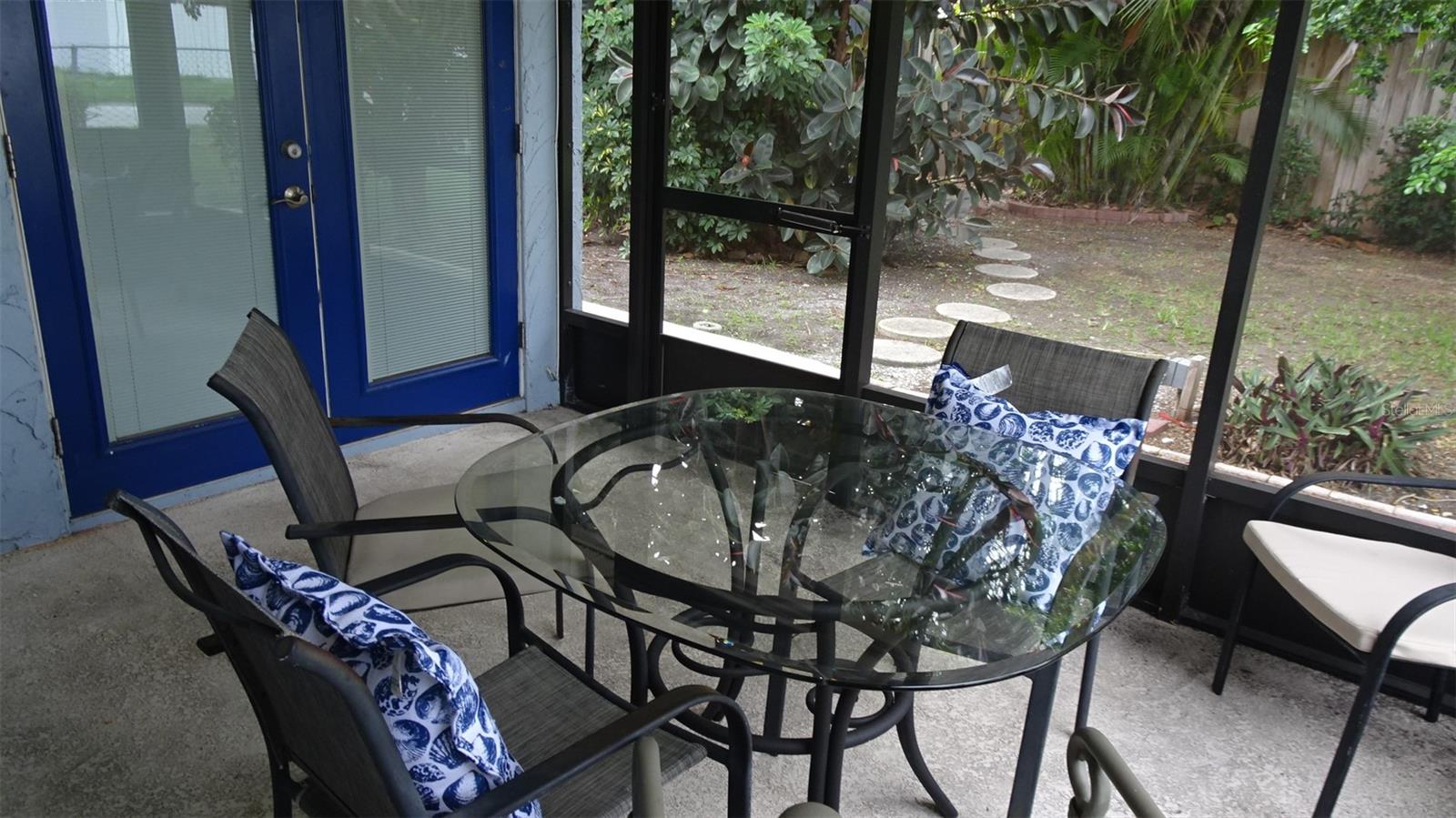 you can see the pella-type french doors that lead into the bonus/nook/office area.