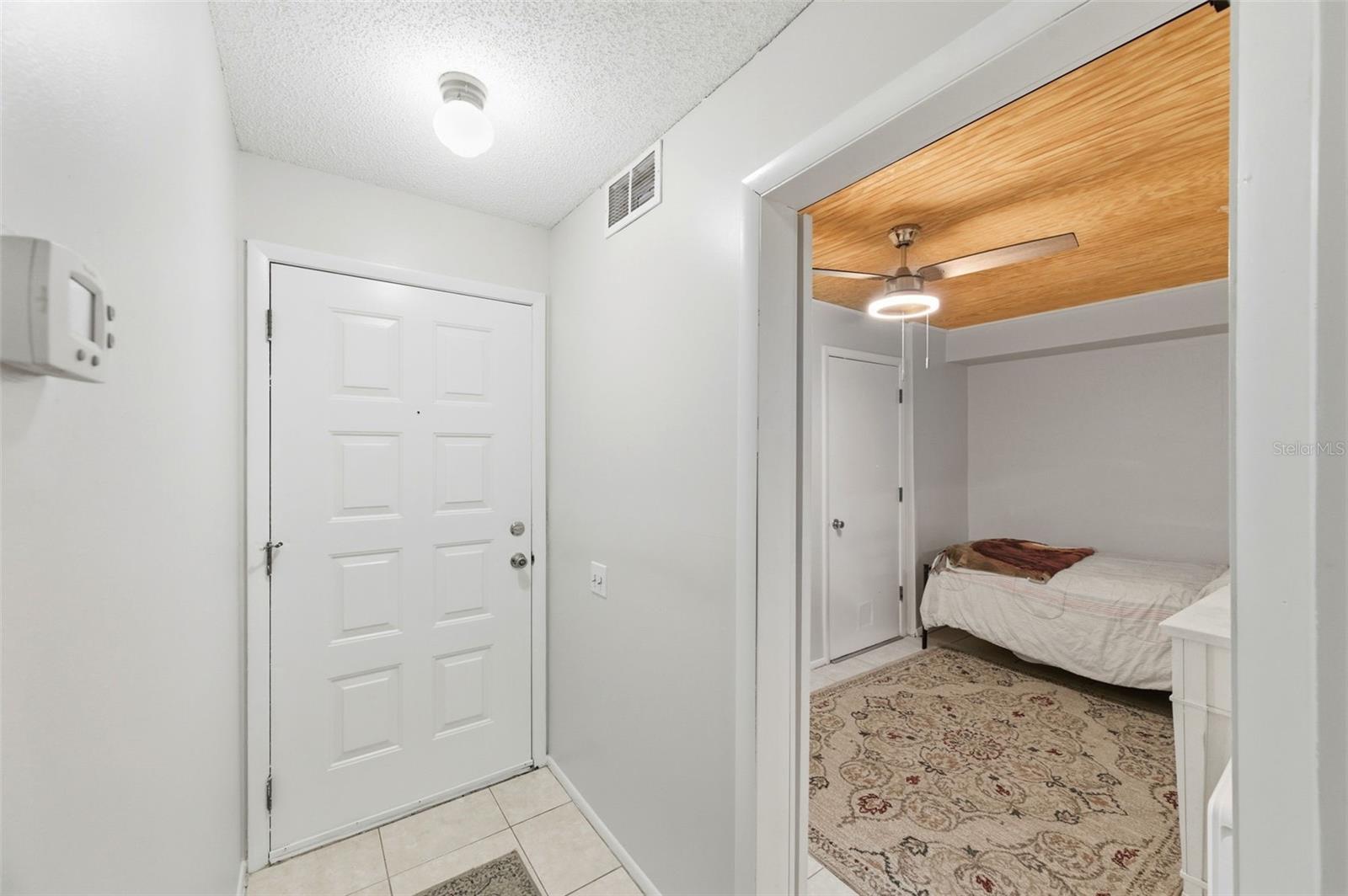 Entry/Bonus room