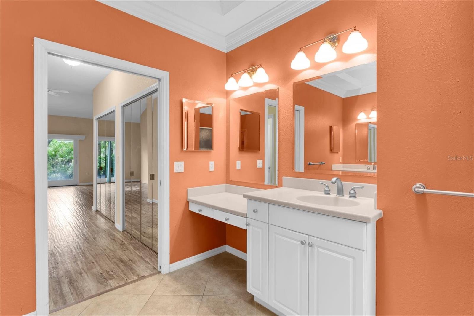 owners en suite dual vanities