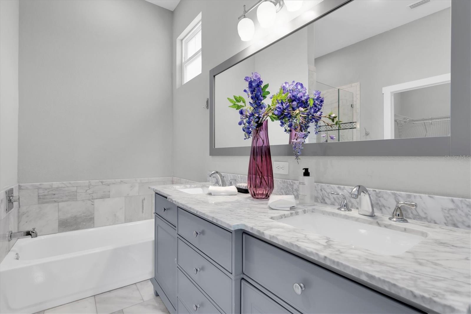 TB8515553