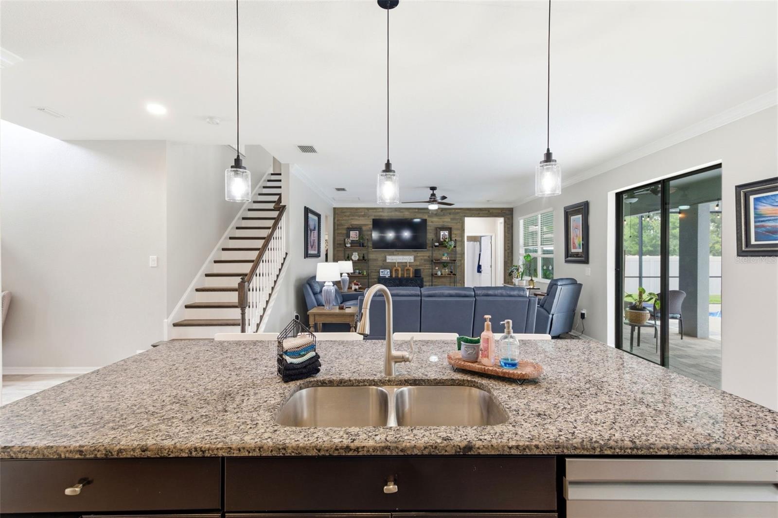 TB8515657
