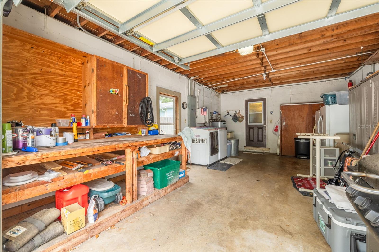 1 car garage with laundry hook up