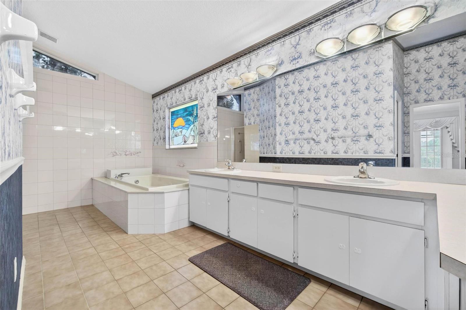 Primary ensuite bath, dual sinks