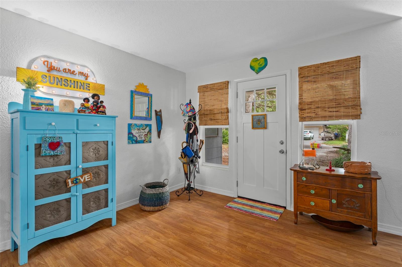 Inviting front entry & foyer